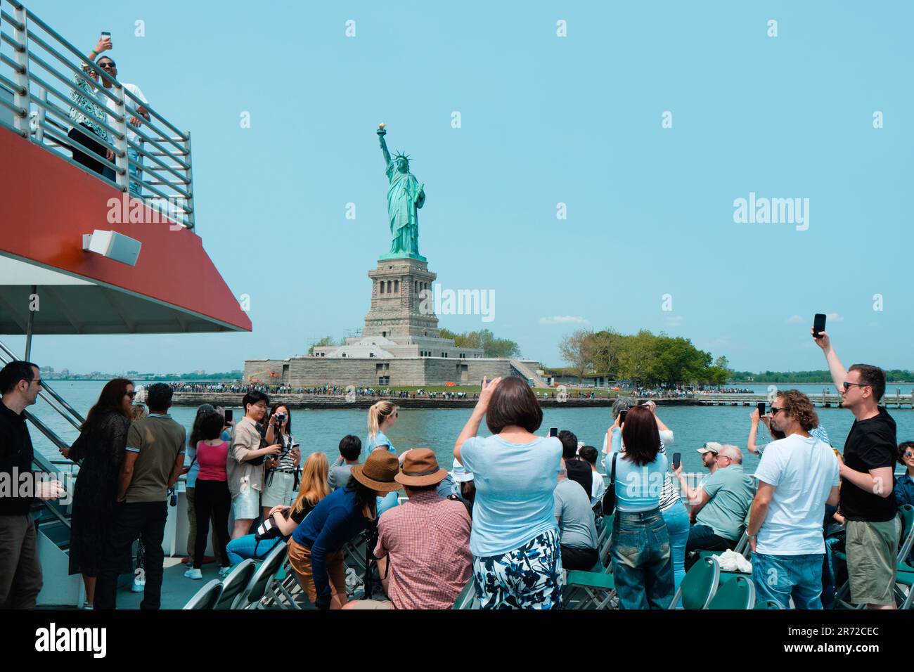 New York, ÉtatsUnis 22 mai 2023 un bateau d'excursion en face de
