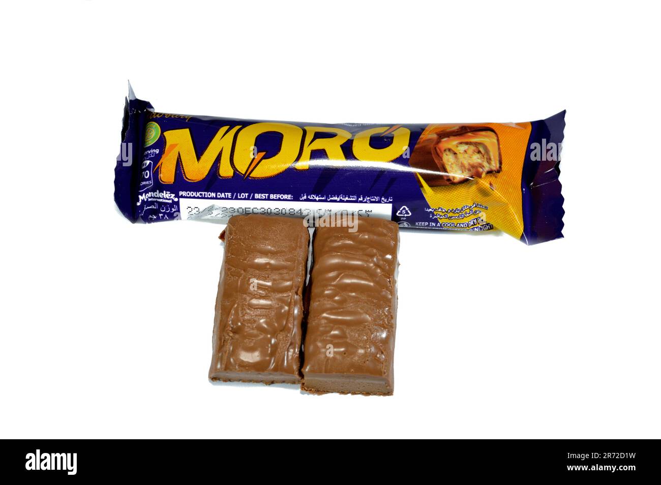 Le Caire, l'Egypte, 10 juin 2023: Cadbury Moro chocolat caramel bar, une délicieuse fusion d'arachides croquantes, caramel doux, et un centre crémeux tous enrobé i Banque D'Images