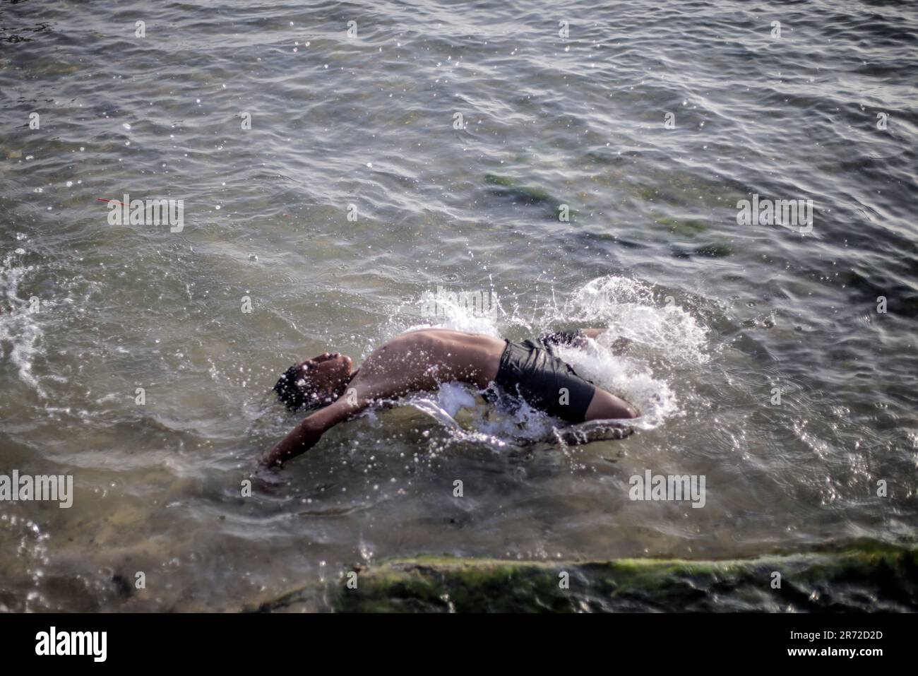 Gaza, Palestine. 11th juin 2023. Un enfant a vu nager sur la plage de Deir El Balah, dans le centre de la bande de Gaza. Crédit : SOPA Images Limited/Alamy Live News Banque D'Images