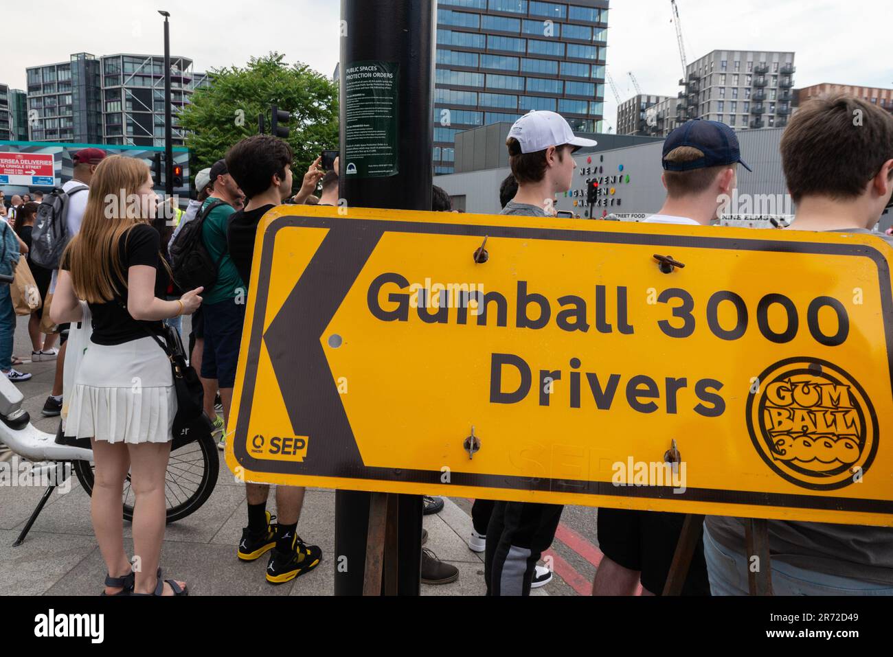 Panneau pour l'événement de rallye de voitures de grande puissance Gumball 3000 en visite à la station électrique de Battersea, Londres, Royaume-Uni. Foule prête Banque D'Images