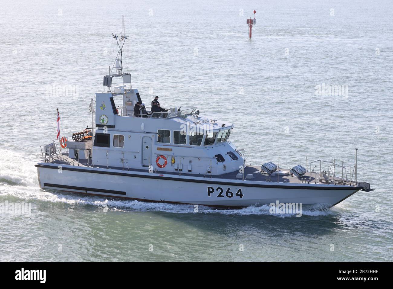 Le bateau d'entraînement rapide de la Marine royale HMS ARCHER (P264) arrive à la base navale Banque D'Images