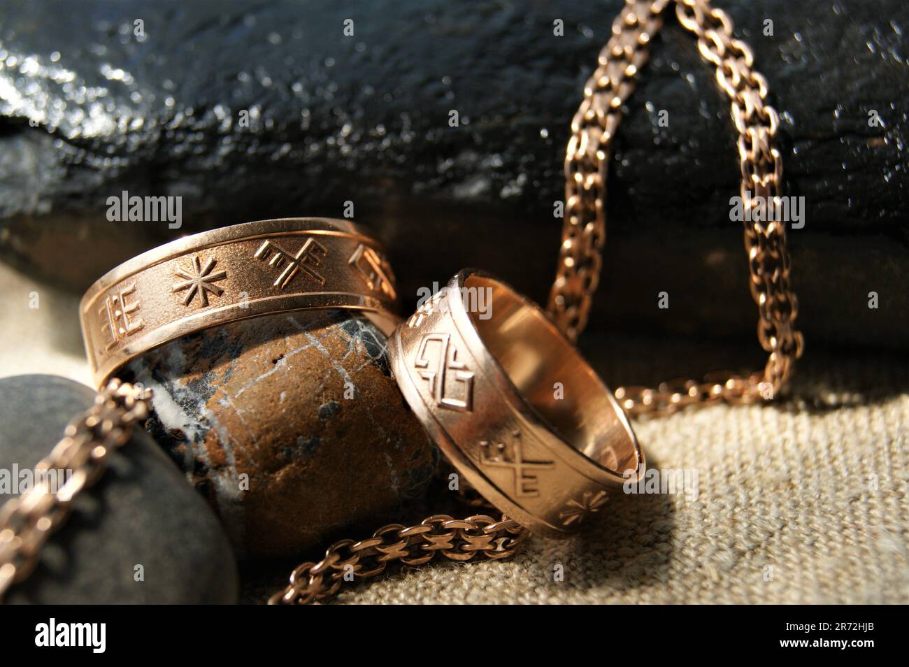 Anneaux de mariage dorés avec symboles anciens. Symboles anciens lettons. Bijoux en or. Banque D'Images