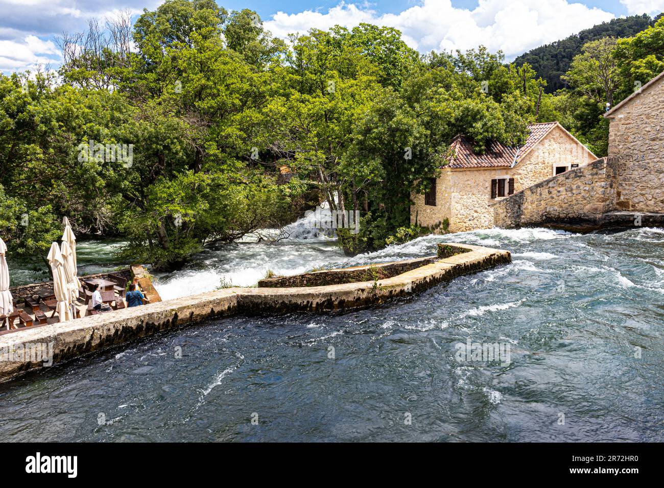 Les eaux coulantes et les magnifiques chutes d'eau du parc national de Krka, comté de Sibinik Knin, Croatie Banque D'Images