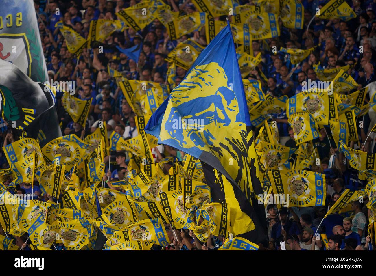 Istanbul, Turquie. 10th juin 2023. Les fans de l'Inter ont fait signe de leur drapeau lors de la finale de la Ligue des champions de l'UEFA entre le Manchester City FC et le FC Internazionale au stade olympique Atatürk d'Istanbul, en Turquie. (Daniela Porcelli/SPP) crédit: SPP Sport presse photo. /Alamy Live News Banque D'Images