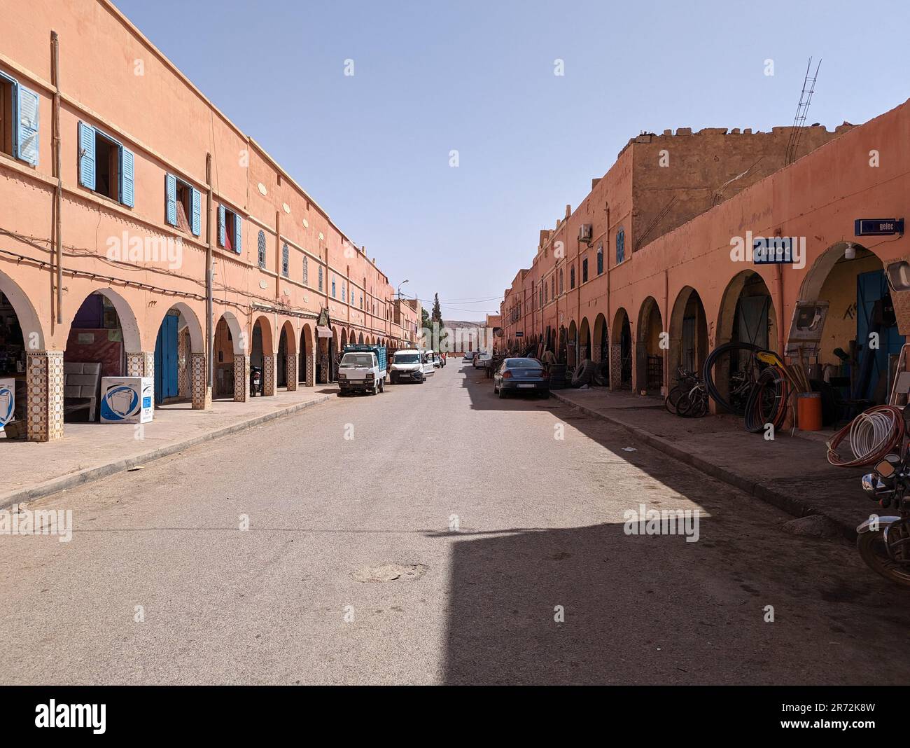 Colonnade typique à la façade de maisons dans le centre-ville de Tata au Maroc Banque D'Images