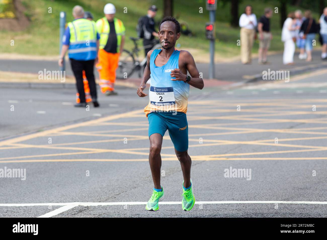Omar Ahmed, approchant de la ligne d'arrivée en première place au semi-marathon de Swansea Bay le 11th juin 2023 Banque D'Images