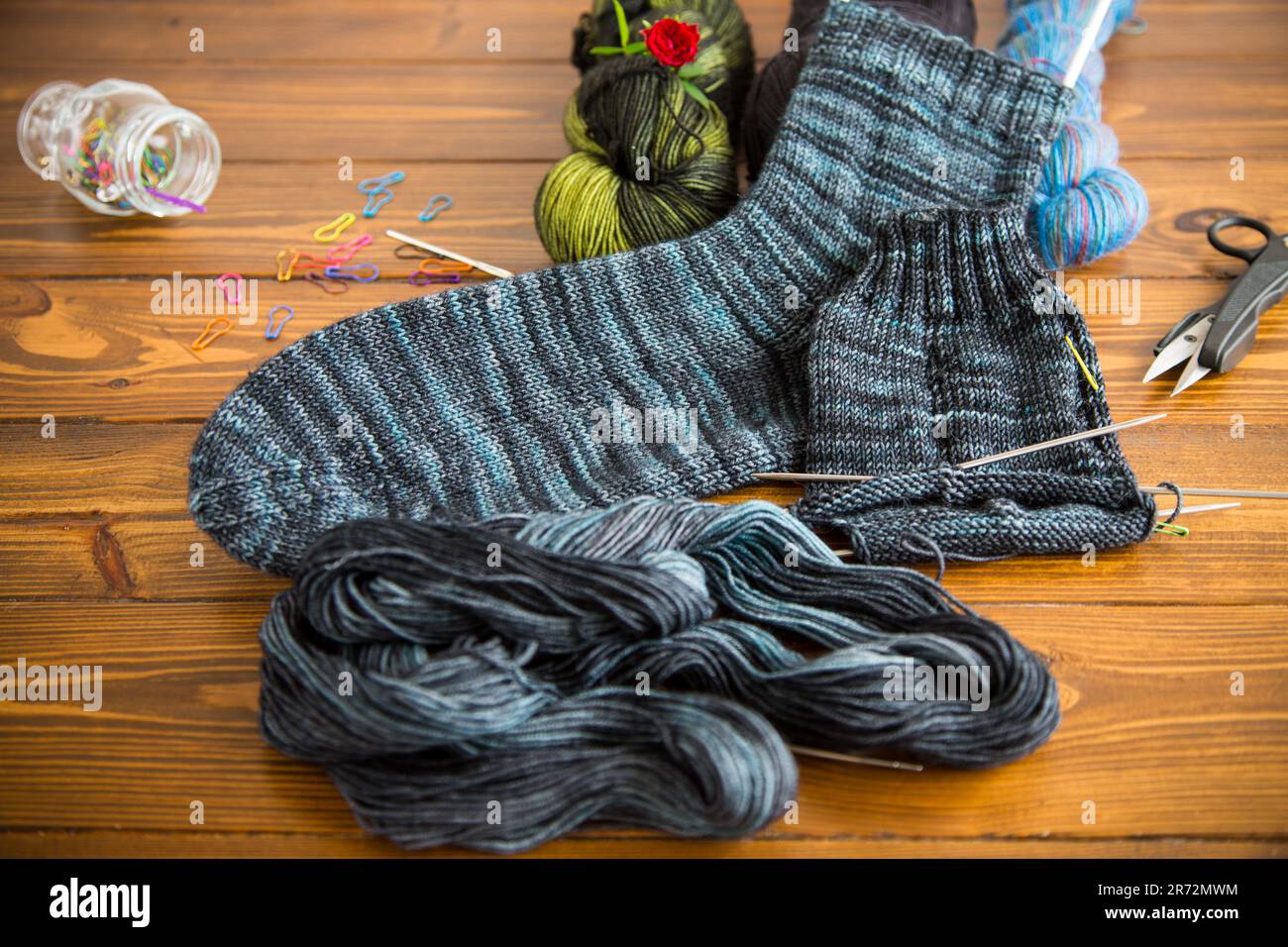 Ensemble pour tricoter à la main chaussettes chaudes d'hiver en fil de  laine naturel Photo Stock - Alamy