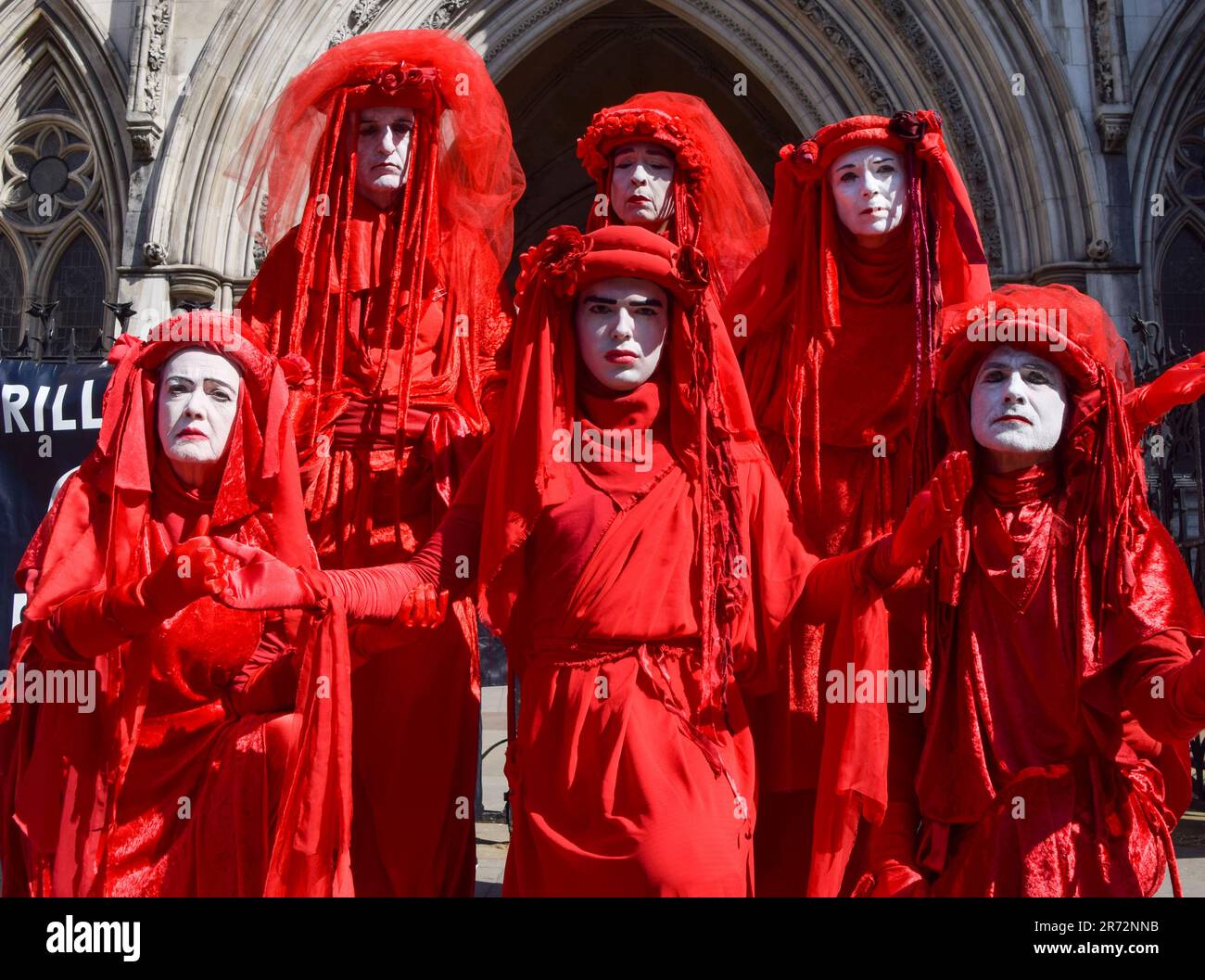 Londres, Royaume-Uni. 8th juin 2023. Les manifestants pour le climat, y compris les rebelles rouges de la rébellion contre l'extinction, se sont rassemblés devant les cours royales de justice lors de l'examen judiciaire de l'autorisation de planification pour le pétrole et le gaz du Royaume-Uni d'explorer les combustibles fossiles près du village de Dunsfold. Banque D'Images