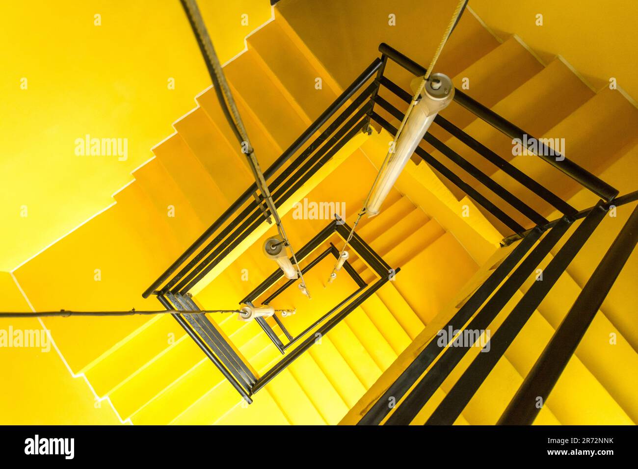 escalier jaune vide par le dessus, avec un grand angle de vue. Banque D'Images