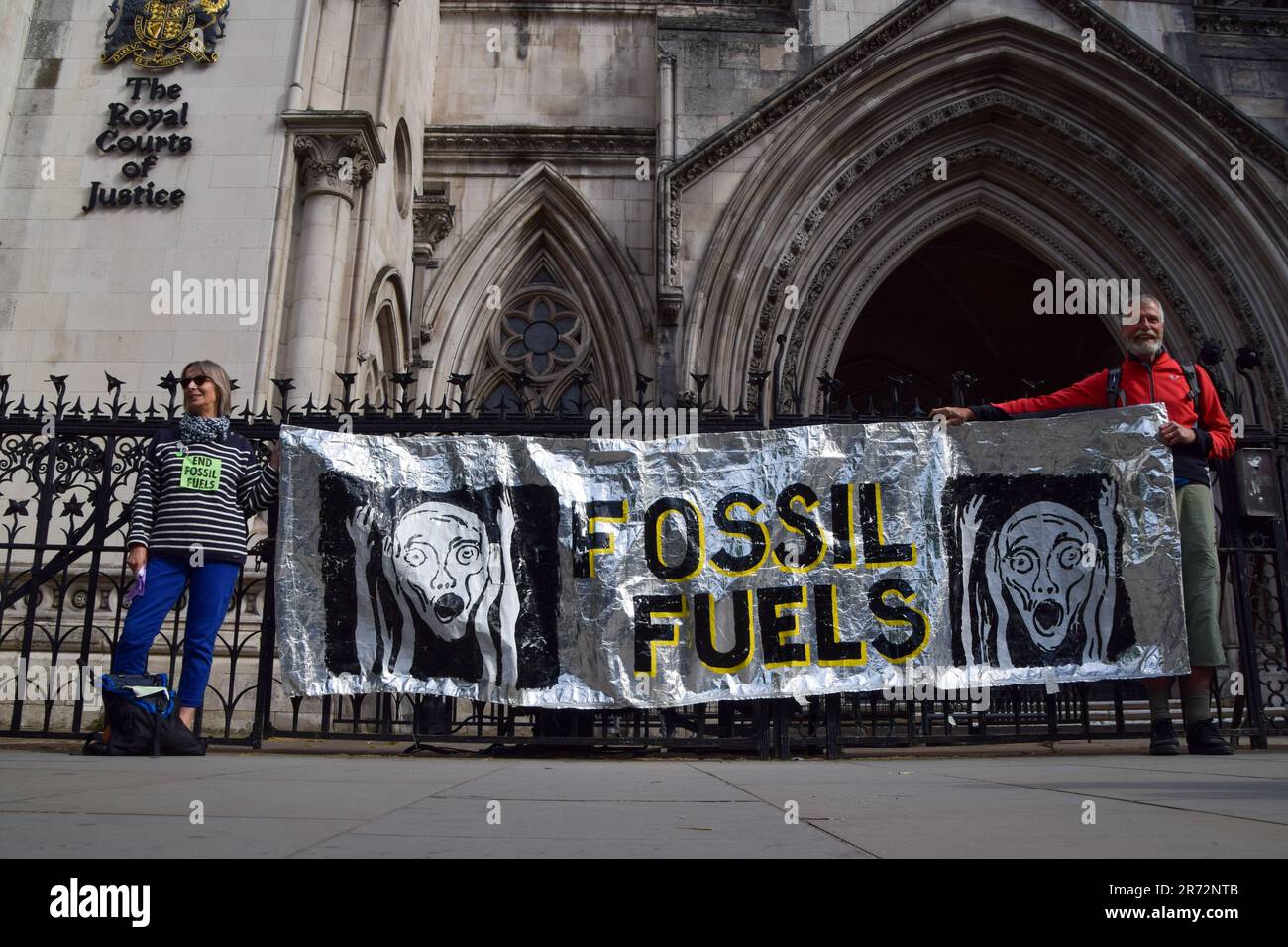 Londres, Royaume-Uni. 8th juin 2023. Des manifestants pour le climat se sont rassemblés devant les tribunaux royaux de Justice lors de l'examen judiciaire de l'autorisation de planification pour le pétrole et le gaz du Royaume-Uni d'explorer les combustibles fossiles près du village de Dunsfold. Banque D'Images