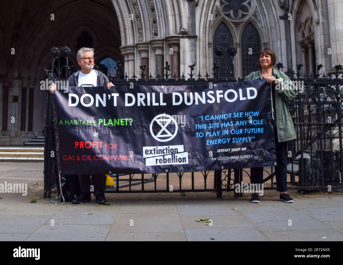 Londres, Royaume-Uni. 8th juin 2023. Des manifestants pour le climat se sont rassemblés devant les tribunaux royaux de Justice lors de l'examen judiciaire de l'autorisation de planification pour le pétrole et le gaz du Royaume-Uni d'explorer les combustibles fossiles près du village de Dunsfold. Banque D'Images