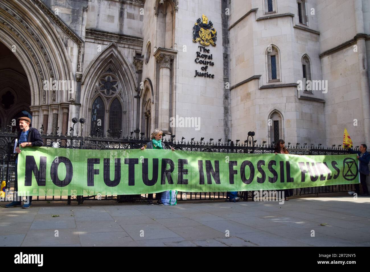 Londres, Royaume-Uni. 8th juin 2023. Des manifestants pour le climat se sont rassemblés devant les tribunaux royaux de Justice lors de l'examen judiciaire de l'autorisation de planification pour le pétrole et le gaz du Royaume-Uni d'explorer les combustibles fossiles près du village de Dunsfold. Banque D'Images