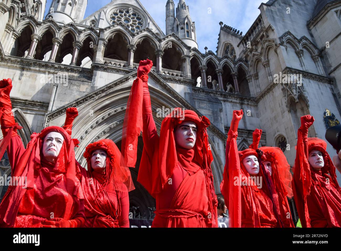 Londres, Royaume-Uni. 8th juin 2023. Les manifestants pour le climat, y compris les rebelles rouges de la rébellion contre l'extinction, se sont rassemblés devant les cours royales de justice lors de l'examen judiciaire de l'autorisation de planification pour le pétrole et le gaz du Royaume-Uni d'explorer les combustibles fossiles près du village de Dunsfold. Banque D'Images