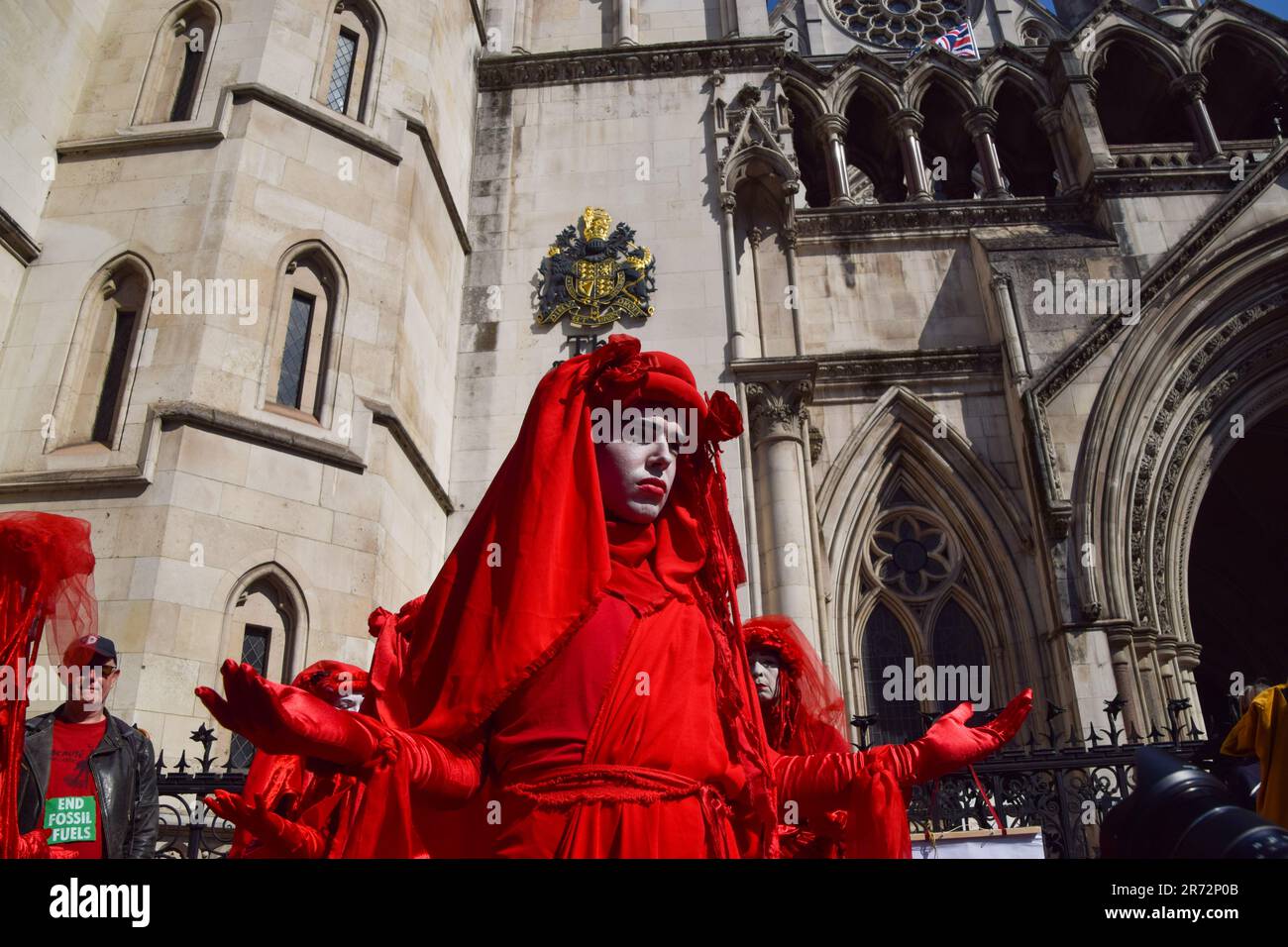 Londres, Royaume-Uni. 8th juin 2023. Les manifestants pour le climat, y compris les rebelles rouges de la rébellion contre l'extinction, se sont rassemblés devant les cours royales de justice lors de l'examen judiciaire de l'autorisation de planification pour le pétrole et le gaz du Royaume-Uni d'explorer les combustibles fossiles près du village de Dunsfold. Banque D'Images