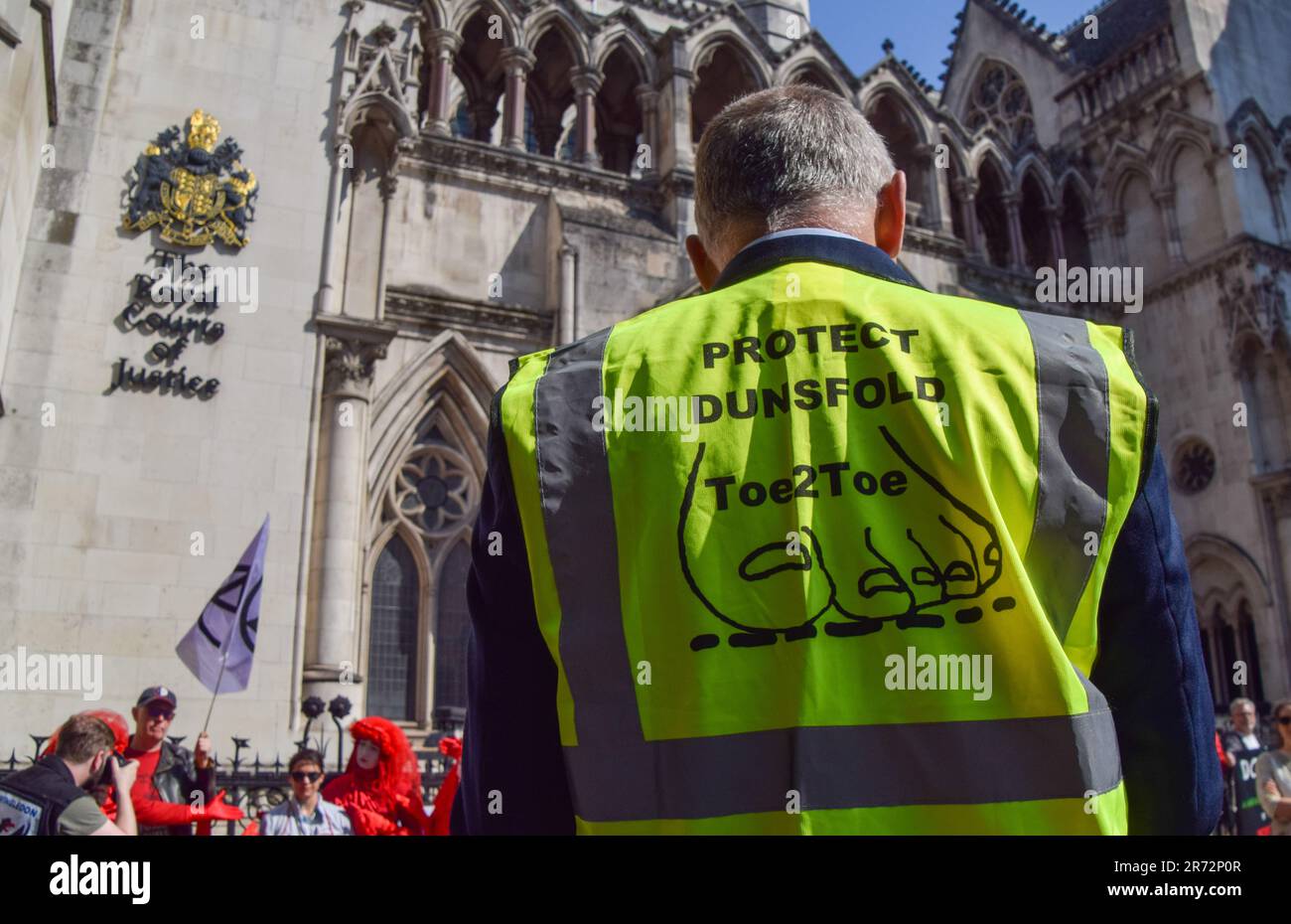 Londres, Royaume-Uni. 8th juin 2023. Des manifestants pour le climat se sont rassemblés devant les tribunaux royaux de Justice lors de l'examen judiciaire de l'autorisation de planification pour le pétrole et le gaz du Royaume-Uni d'explorer les combustibles fossiles près du village de Dunsfold. Banque D'Images