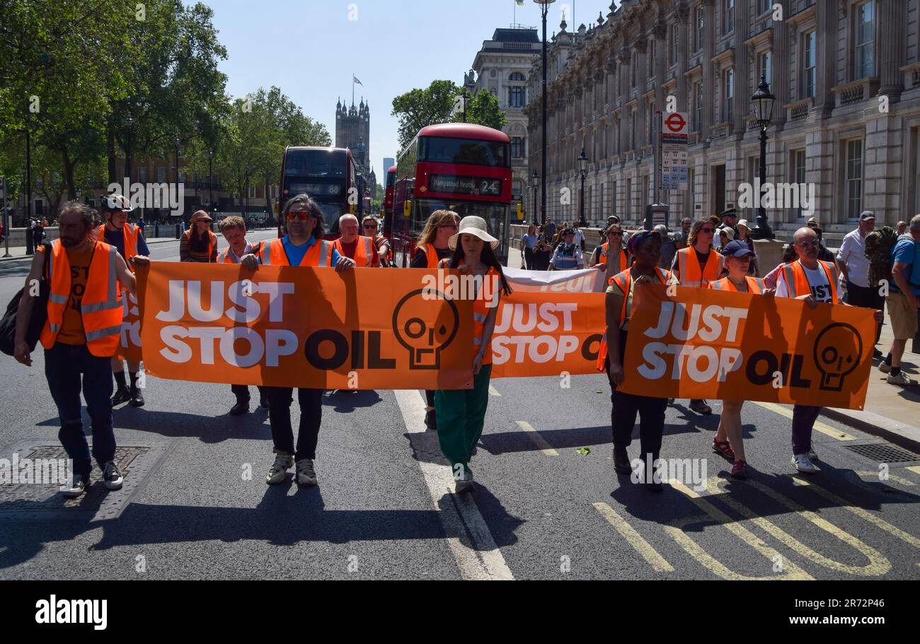 Londres, Royaume-Uni. 10th juin 2023. Les activistes Just Stop Oil passent par Whitehall alors qu'ils poursuivent leur marche lente quotidienne exigeant que le gouvernement cesse d'émettre de nouvelles licences de combustibles fossiles. Banque D'Images