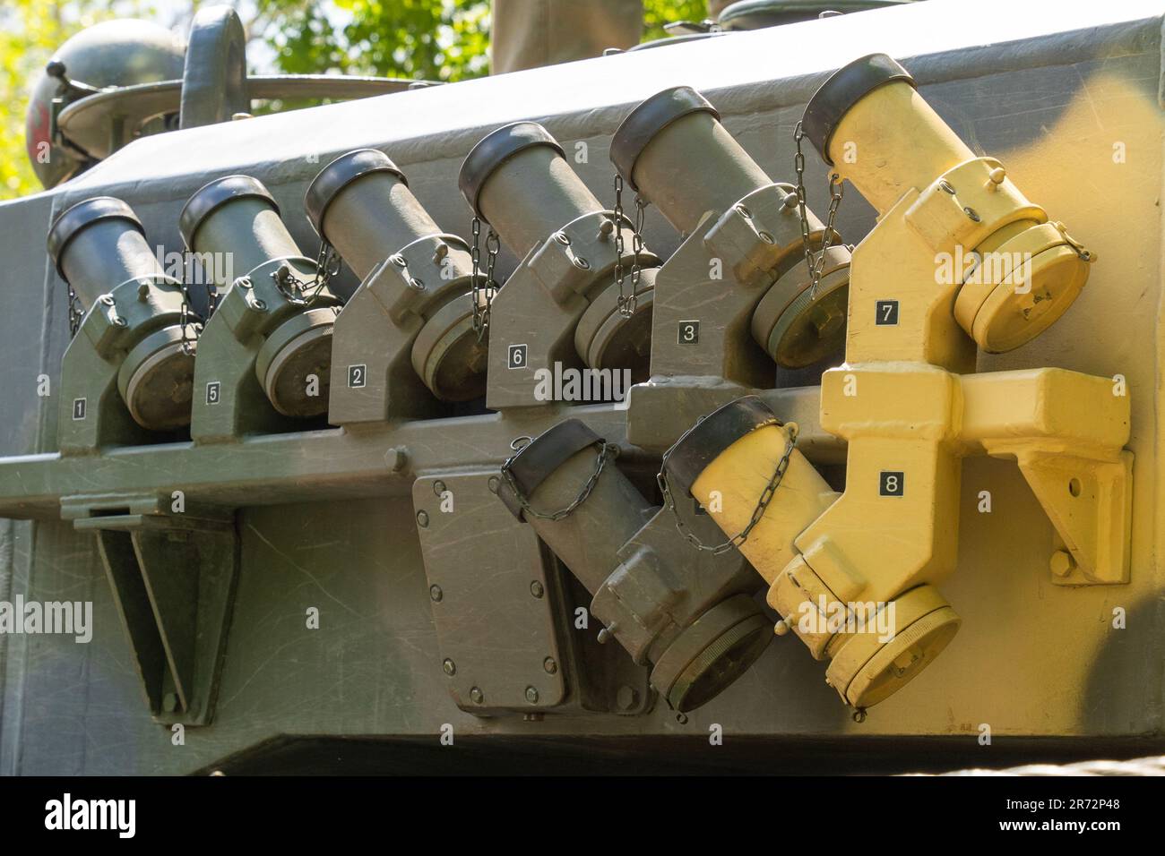Un véhicule blindé camouflé équipé de lanceurs à grenade antibrouillard Banque D'Images