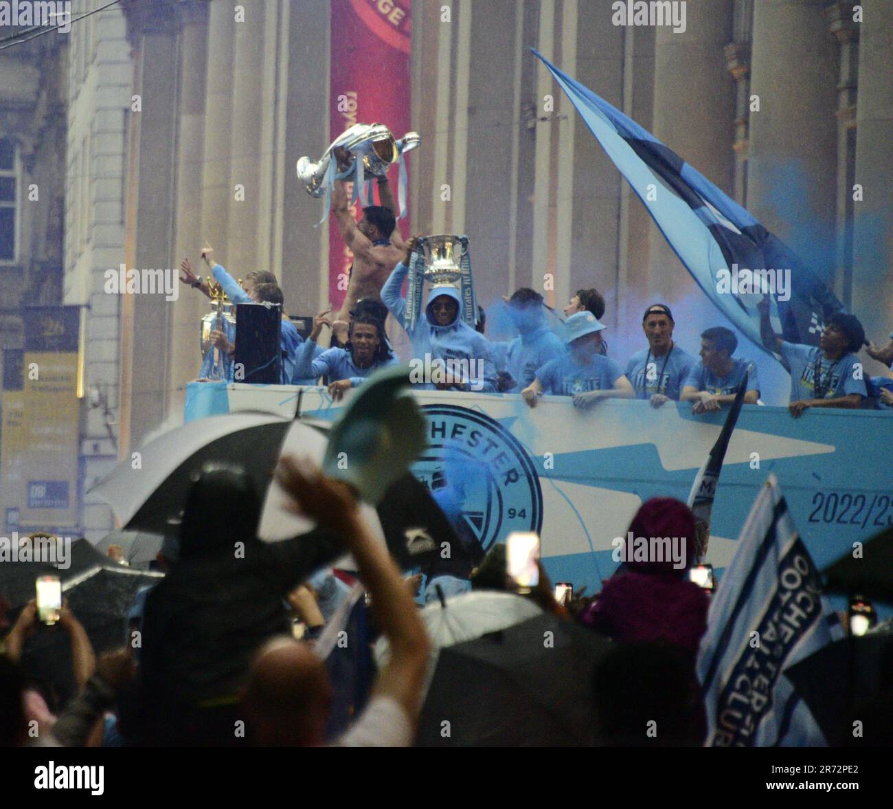 Manchester, Royaume-Uni. 12 juin 2023. Le joueur de Man City Ruben Dias tient la coupe. Le Manchester City football Club organise une parade de victoire en bus à toit ouvert dans le centre de Manchester, au Royaume-Uni, pour marquer la victoire du triple : la Premier League, la FA Cup et la Ligue des Champions. Samedi, Man City a battu l'Inter Milan à Istanbul pour remporter la Ligue des Champions. Le joueur de Man City, Ruben Dias, tient la tasse. Le défilé de bus à toit ouvert a traversé le centre-ville de Manchester, regardé par une foule nombreuse et enthousiaste, malgré un orage et de fortes pluies. Crédit : Terry Waller/Alamy Live News Banque D'Images