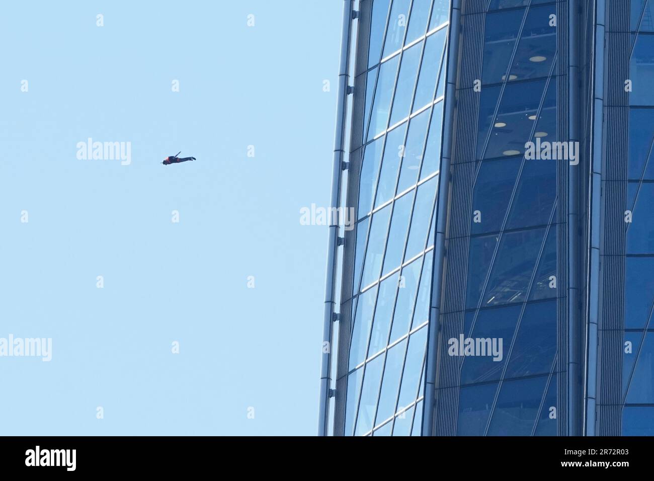 A base-jumper leaps from the Lakhta Center skyscraper, the headquarters of Russian gas monopoly Gazprom, during celebrations of the Day of Russia at a park in St. Petersburg, Russia, Monday, June 12, 2023. The Day of Russia is celebrated annually on 12 June. (AP Photo/Dmitri Lovetsky) Banque D'Images