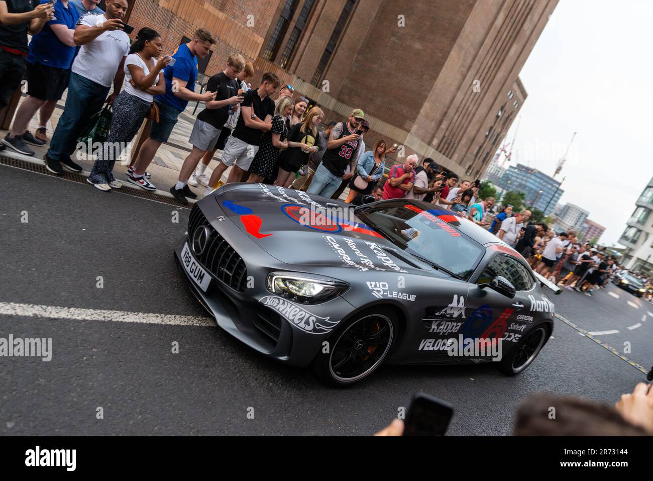 Rallye de voitures de grande puissance Gumball 3000 en visite à la station électrique de Battersea, Londres, Royaume-Uni. Une voiture chère est à l'affiche des passionnés de voitures. MERCEDES-AMG GT R Banque D'Images