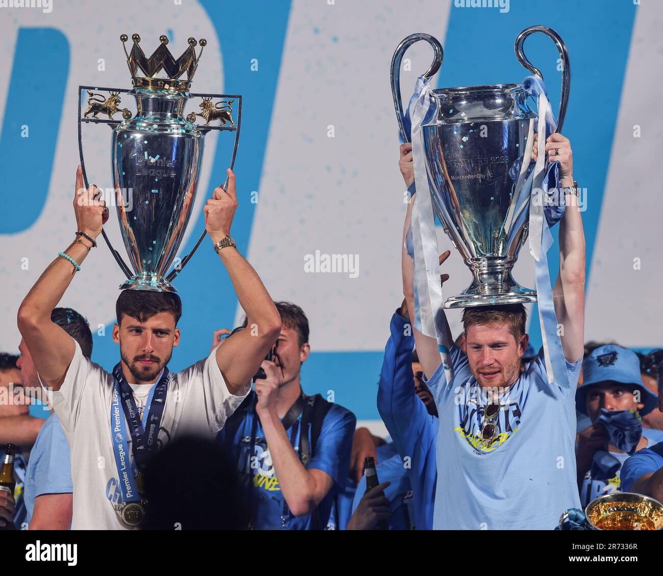 Kevin de Bruyne #17, Aymeric Laporte #14 #31 de la ville de Manchester lever les trophées sur les têtes là sur scène pendant le défilé de la victoire de la ville de Manchester à la place St Peter, Manchester, Royaume-Uni, 12th juin 2023 (photo de Mark Cosgrove/News Images), le 6/12/2023. (Photo de Mark Cosgrove/News Images/Sipa USA) crédit: SIPA USA/Alay Live News Banque D'Images