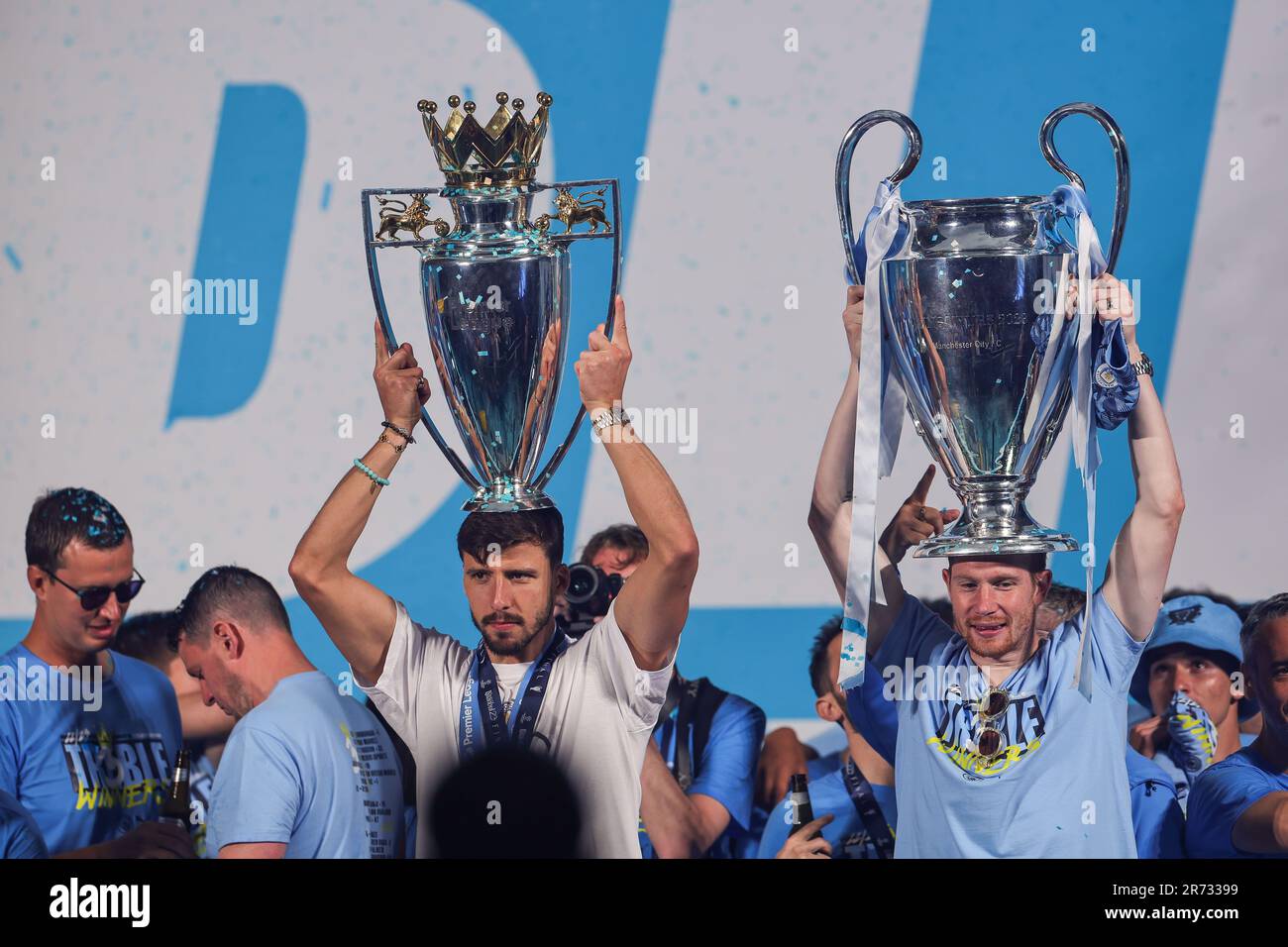 Kevin de Bruyne #17, Aymeric Laporte #14 #31 de la ville de Manchester lever les trophées sur les têtes là sur scène pendant le défilé de la victoire de la ville de Manchester à la place St Peter, Manchester, Royaume-Uni, 12th juin 2023 (photo de Mark Cosgrove/News Images), le 6/12/2023. (Photo de Mark Cosgrove/News Images/Sipa USA) crédit: SIPA USA/Alay Live News Banque D'Images