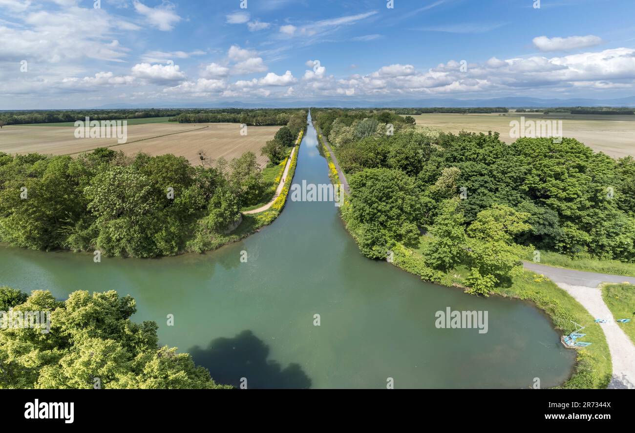 Vue aérienne du chenal historique de Colmar, à la jonction avec le chenal historique Rhin-Rhône (devant), France Banque D'Images