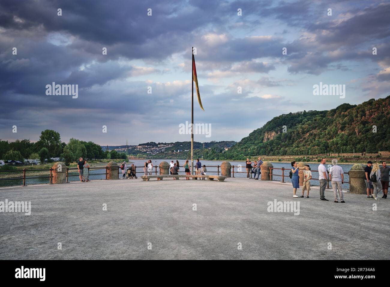 Les nuages de tempête se rassemblent au coin allemand ou au Deutsches Eck où les touristes voient la Moselle se déversant dans le Rhin à Koblenz, Gemany. Banque D'Images