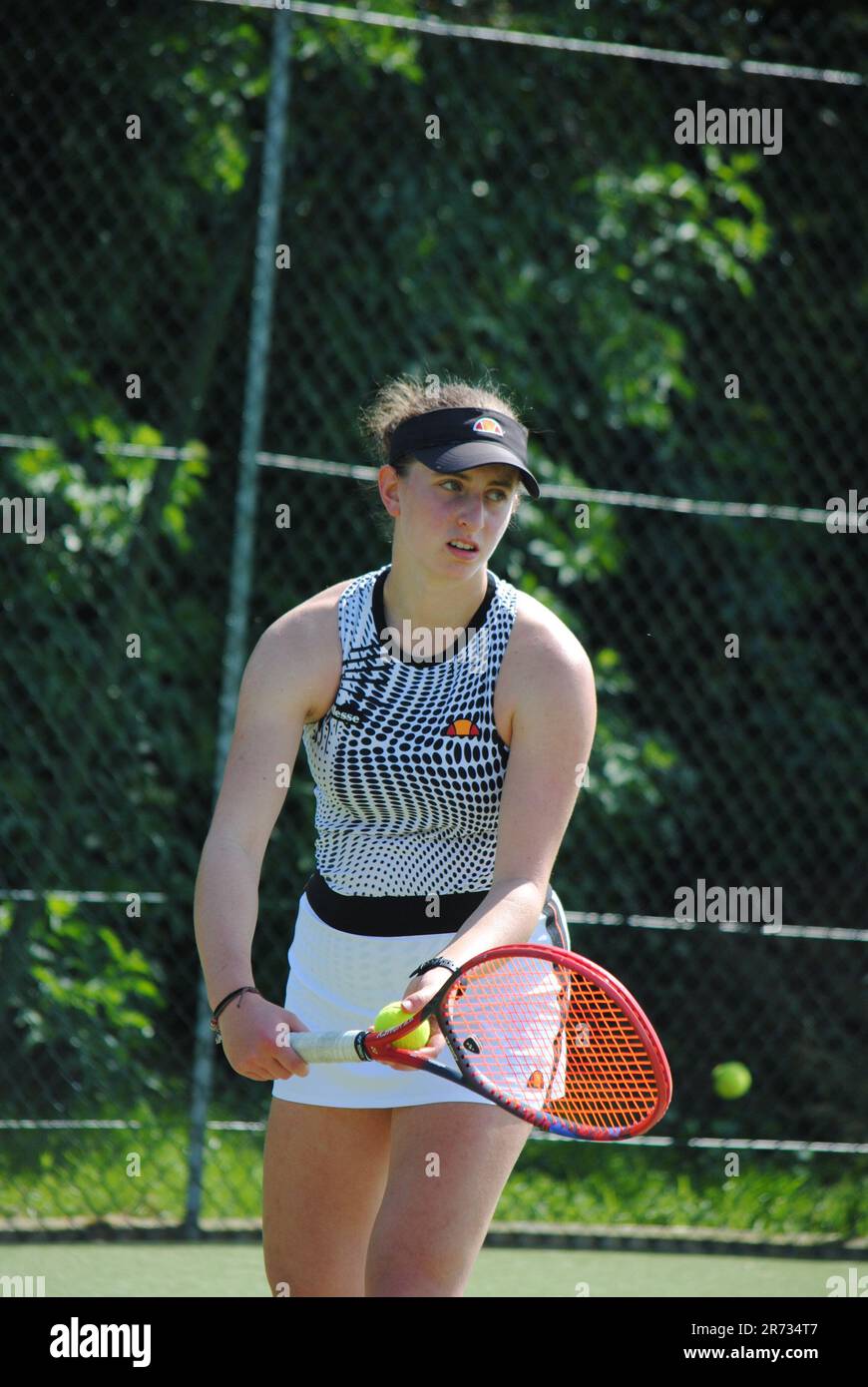 Amélie, joueur de tennis GB en position de service prêt. Kit de raquette et d'Ellesse Yonex Banque D'Images