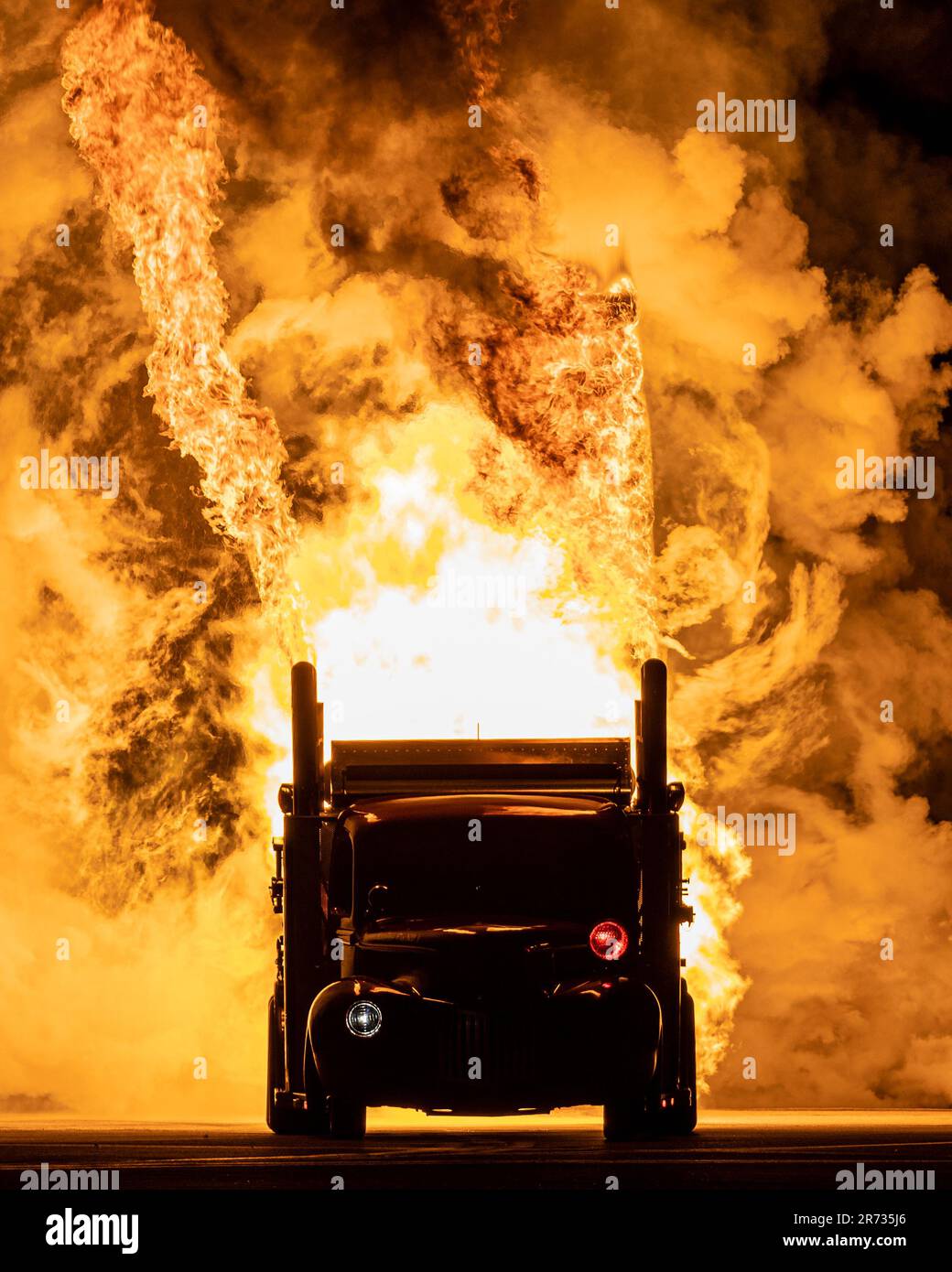 Un camion à réaction explosif de nuit. Banque D'Images