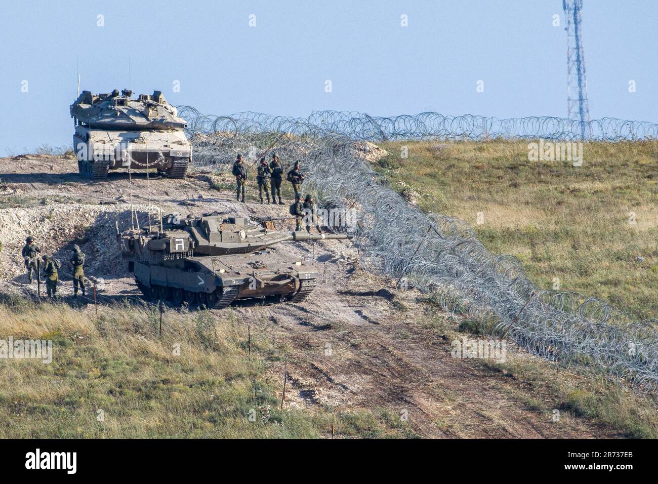 Misgav am, Israël. 12th juin 2023. Des soldats israéliens sont vus près de la frontière libano-israélienne près de la ville de Misgav am, dans le nord d'Israël, sur 12 juin 2023. La frontière sud du Liban a été le témoin de tensions accrues au cours des trois derniers jours alors que les forces israéliennes s'affrontaient aux citoyens libanais pour protester contre la construction par l'armée israélienne d'une barrière près de la frontière. (Ayal Margolin/JINI via Xinhua) Credit: Xinhua/Alay Live News Banque D'Images