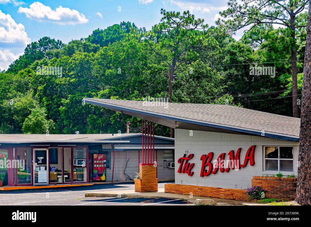 Le motel de Bama est photographié sur l'autoroute 90, 3 juin 2023, à Mobile, Alabama. Le motel économique a été construit sur l'autoroute 90 en 1979. Banque D'Images