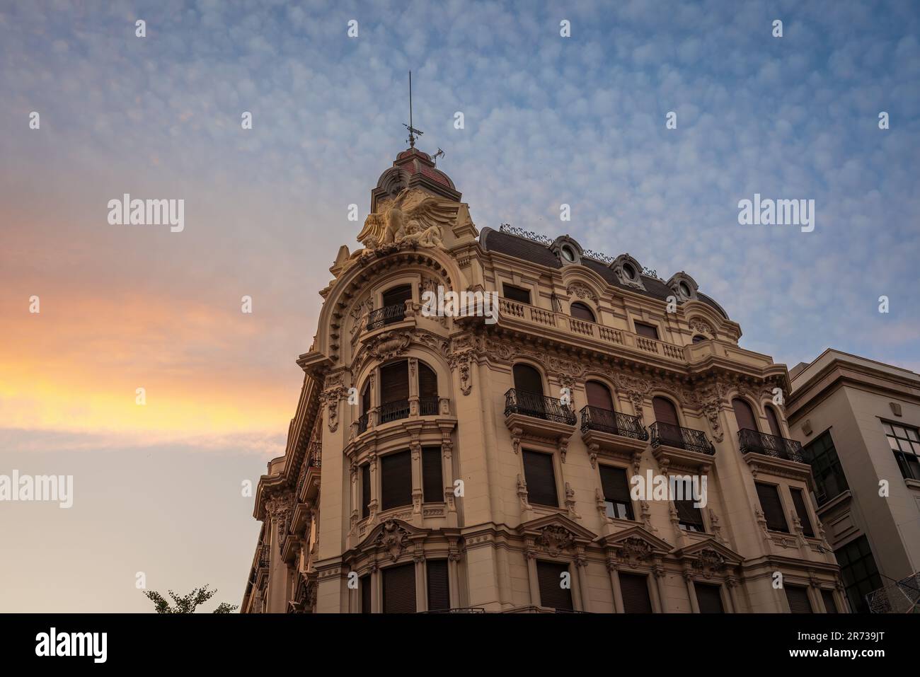 Edificio Banco Central Building au coucher du soleil - Grenade, Andalousie, Espagne Banque D'Images