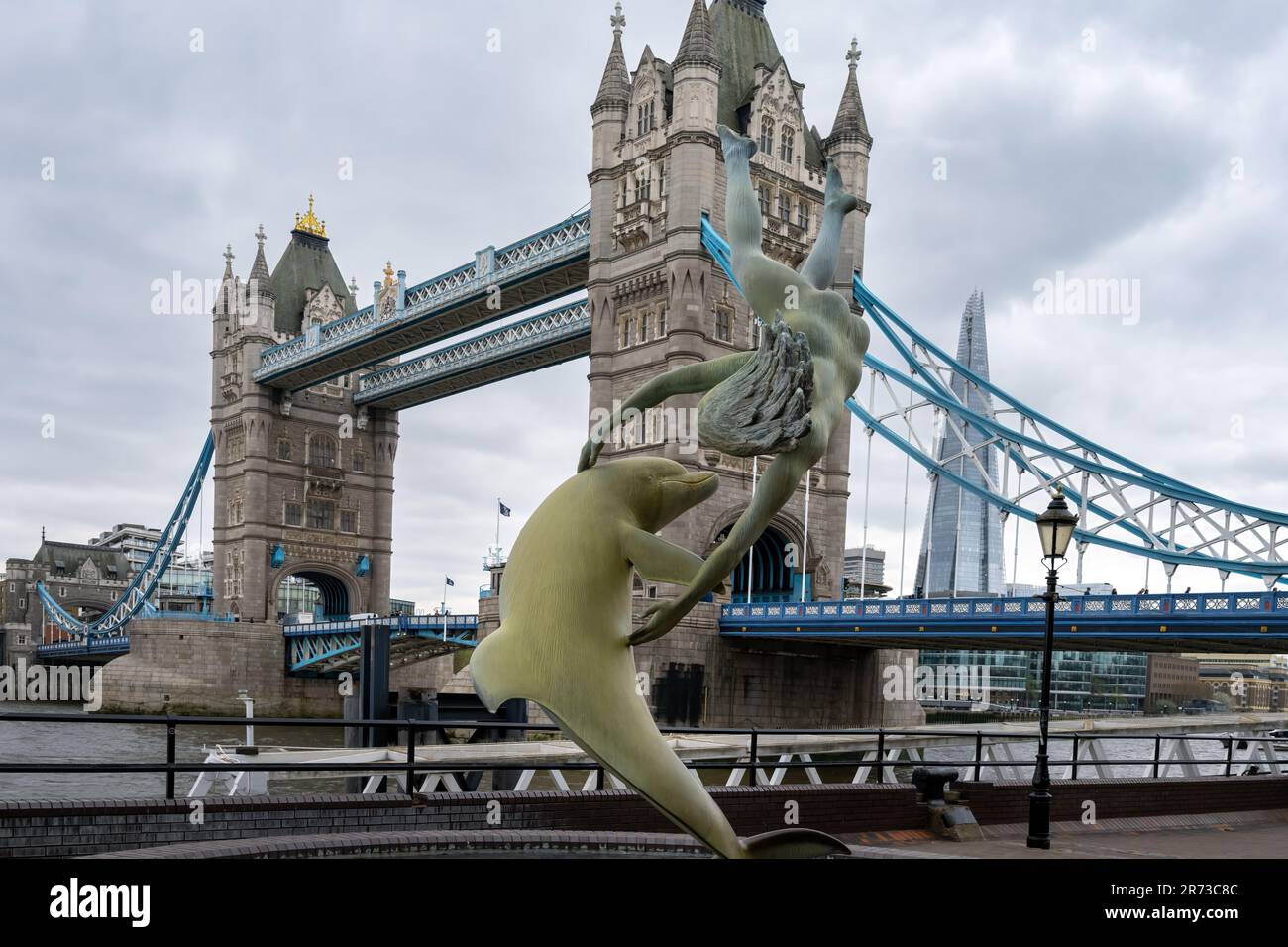 LONDRES, ANGLETERRE - 18th AVRIL 2023 : fille avec un dauphin, statue près de Tower Bridge Banque D'Images