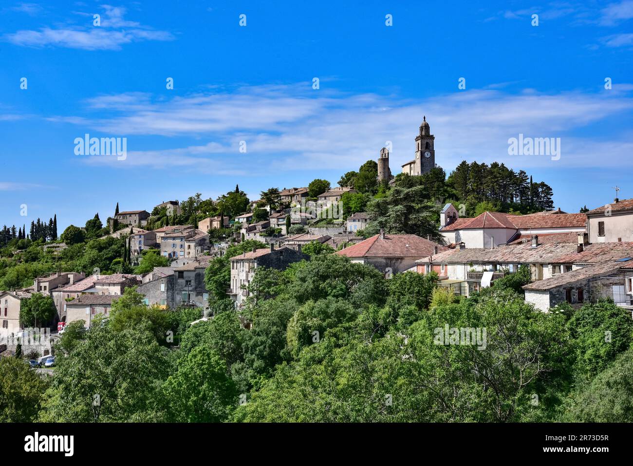 Vue sur la commune de Reillanne dans le Parc naturel du Luberon, en Provence, dans la région Provence-Alpes-Côte d'Azur, dans les Alpes-de-Hauter-Provence d Banque D'Images
