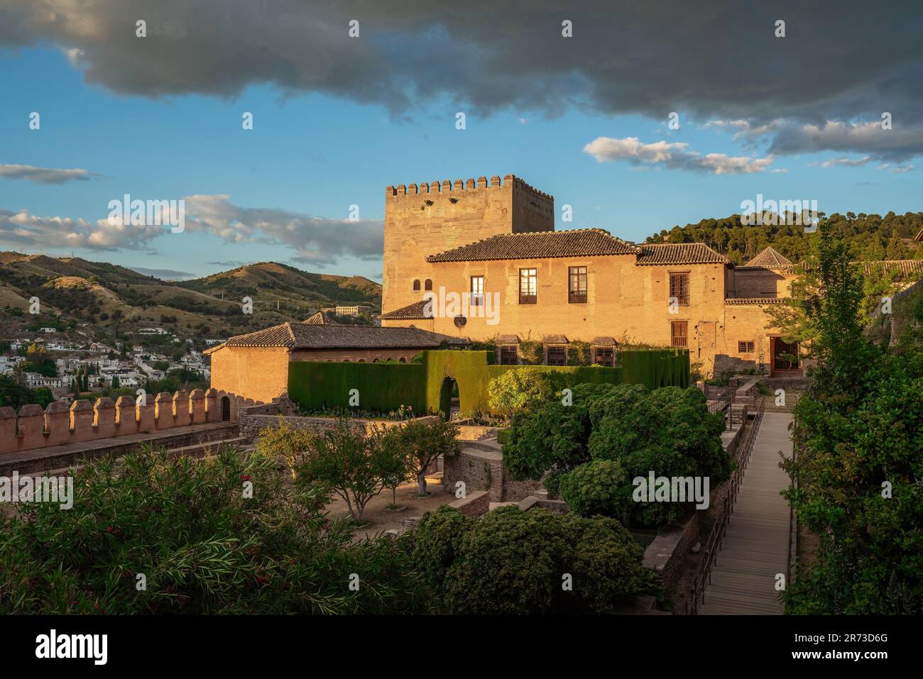 Vue extérieure des palais Nasrid de l'Alhambra au coucher du soleil - Grenade, Andalousie, Espagne Banque D'Images