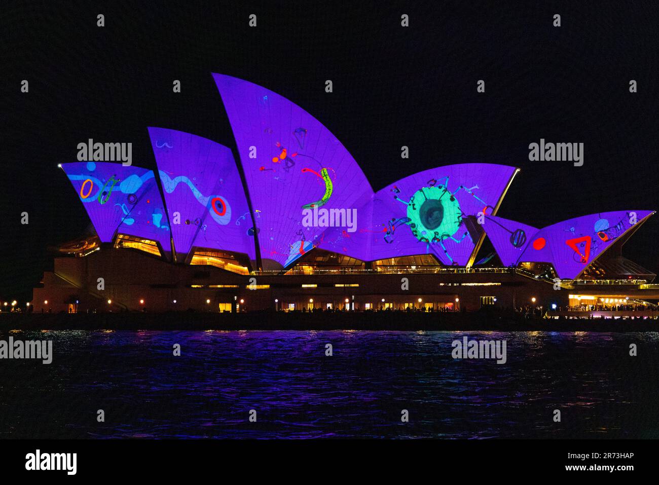 VIVE Sydney 2023. Spectacle de lumière et éclairage des voiles de l'Opéra dans le port de Sydney. Banque D'Images