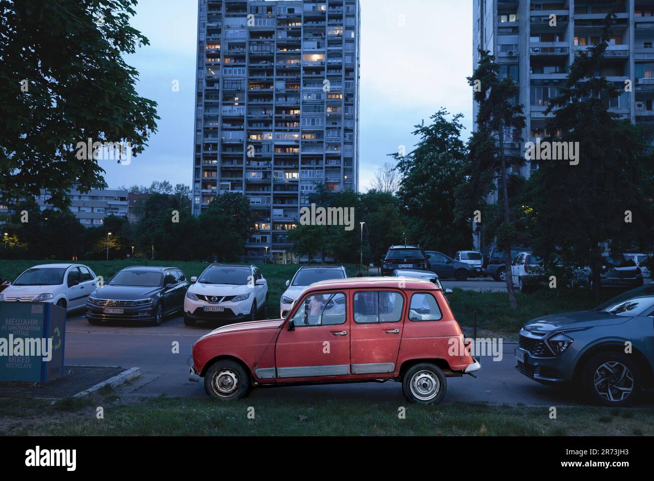 Photo d'une renault 4 garée dans le centre de Belgrade, Serbie. La Renault 4, également connue sous le nom de 4L (prononcé 'Quatrelle' en français), est une petite ec Banque D'Images