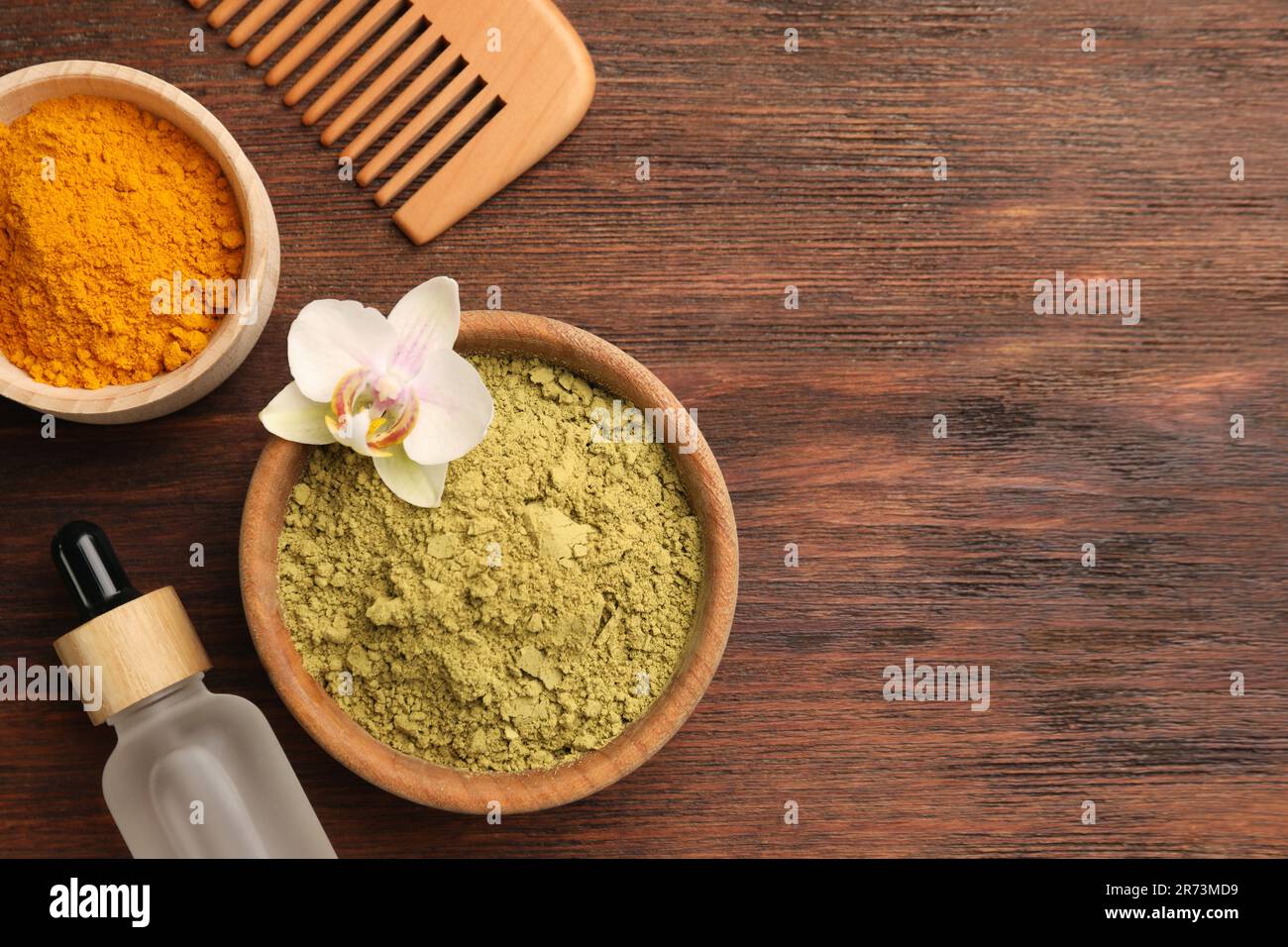 Composition de la couche plate avec henné et poudre curcuma sur table en  bois, espace pour le texte Photo Stock - Alamy