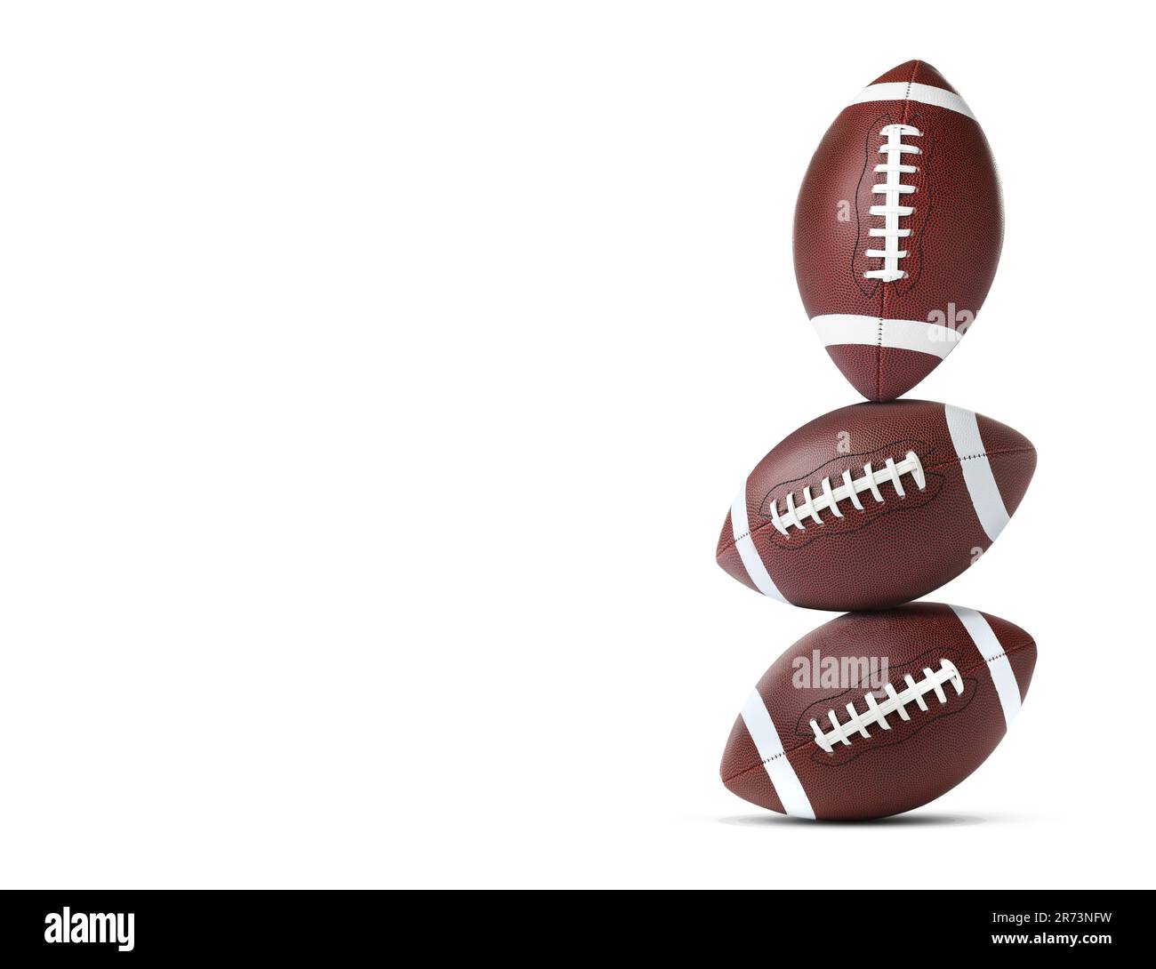 Pile de ballons de football américain sur fond blanc. Espace pour le texte Banque D'Images