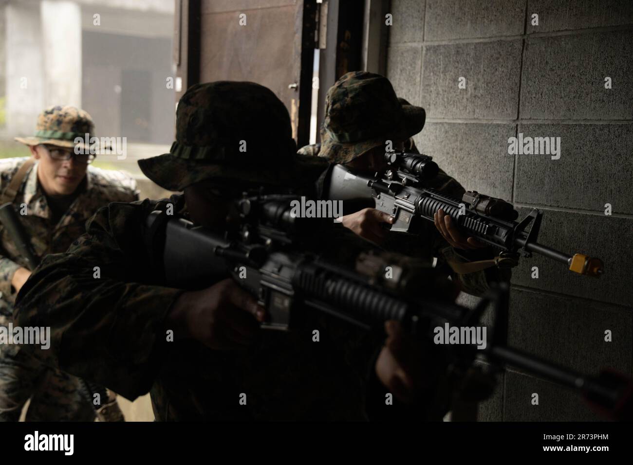ÉTATS-UNIS Marines avec combat Logistics Battalion 4, combat Logistics Regiment 3, 3rd Marine Logistics Group, effectuer des opérations militaires sur terrain urbanisé (MOUT) entraînement au Combined Arms Training Centre Fuji, Shizuoka, Japon, 9 juin 2023. La CLB-4 a mené une formation DE MOUT afin de favoriser les compétences en matière de combat et d'améliorer l'état de préparation de la force. (É.-U. Photo du corps marin par lance Cpl. Federico Marquez) Banque D'Images