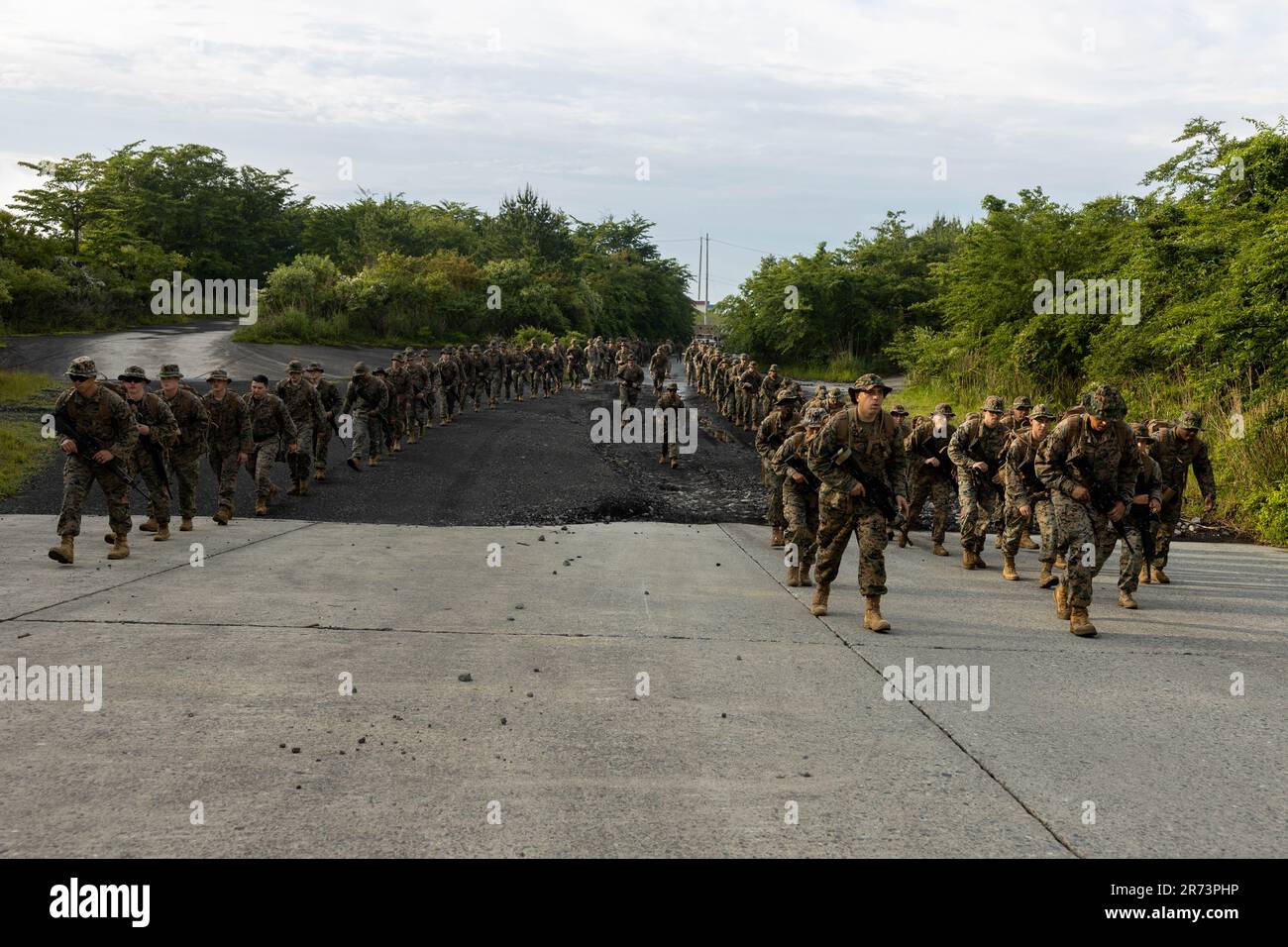 ÉTATS-UNIS Marines avec combat Logistics Battalion 4, combat Logistics Regiment 3, 3rd Marine Logistics Group, effectuer une randonnée de 3 miles au Combined Arms Training Center Fuji, Gotemba, Japon, 10 juin 2023. La CLB-4 a fait des randonnées pour favoriser la disponibilité de la force, construire l'esprit de corps et augmenter le moral. (É.-U. Photo du corps marin par lance Cpl. Federico Marquez) Banque D'Images