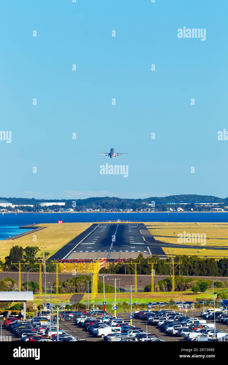 Un avion décollant au-dessus de Botany Bay après avoir quitté la piste 16L/34R à l'aéroport de Sydney (Kingsford Smith) à Sydney, en Australie. Banque D'Images