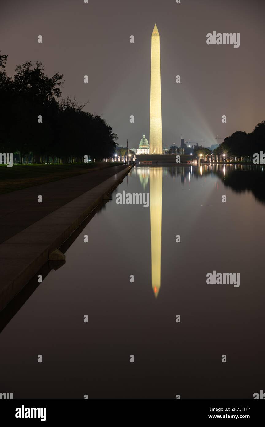 Le Washington Monument et le bâtiment du Capitole après une nuit de réflexion dans la piscine à réflexion le long du National Mall à Washington DC Banque D'Images