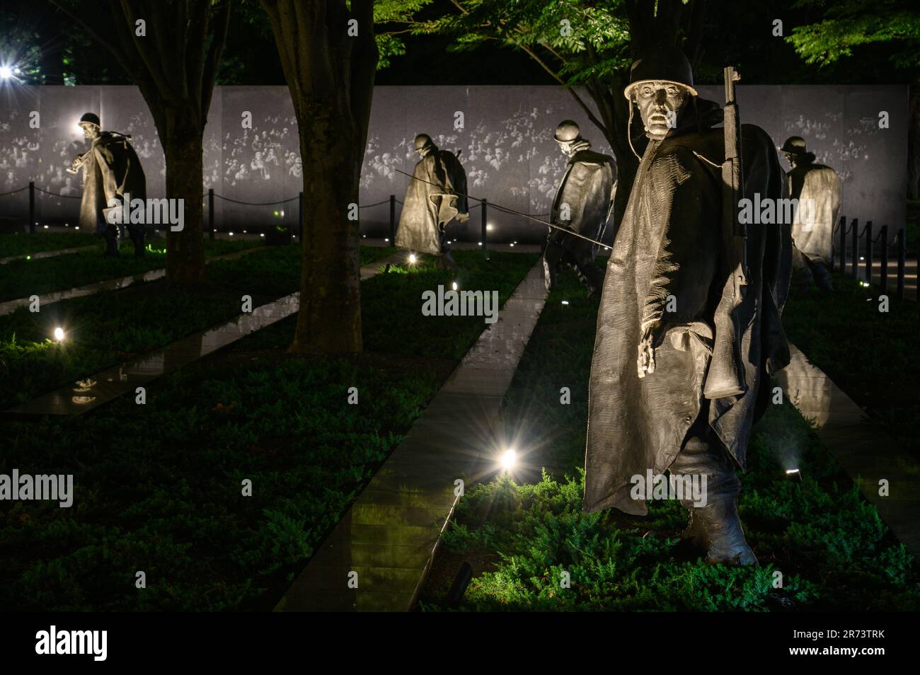 Le mémorial de guerre des anciens combattants coréens après la tombée de la nuit à Washington DC Banque D'Images