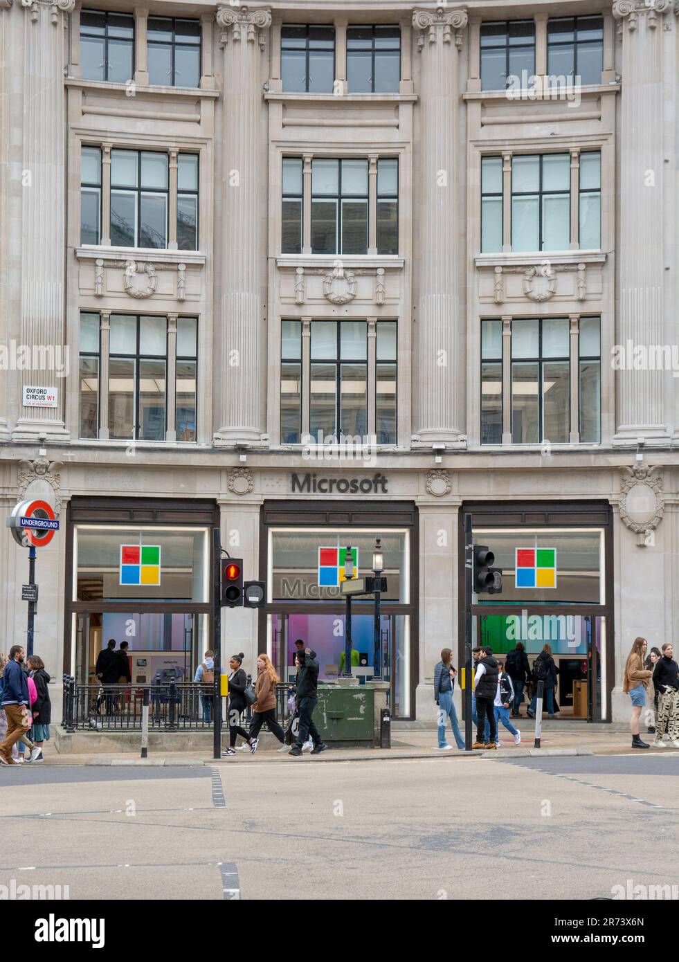 Londres, Royaume-Uni - 8 mai 2023 : Microsoft Store dans la ville de Londres. Microsoft Corporation est une multinationale américaine de technologie siège social Banque D'Images