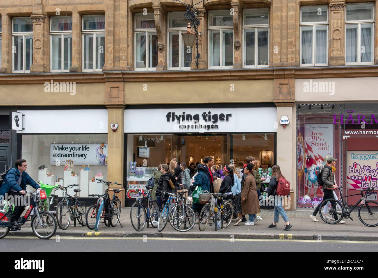 Londres, Royaume-Uni - 8 mai 2023 : Boutique de cadeaux Flying Tiger Copenhagen dans la ville de londres. Flying Tiger Copenhagen est une chaîne de magasins de variétés danoise. Banque D'Images