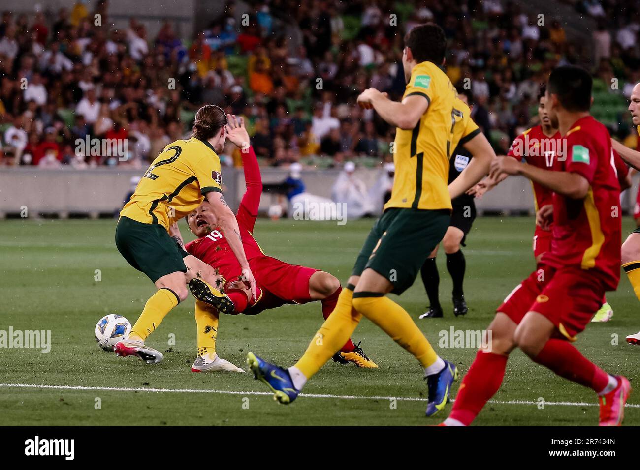 Melbourne, Australie, 27 janvier 2022.Quang Hai Nguyen du Vietnam tombe après avoir fait un coup de pied lors du match de football de qualification de la coupe du monde entre l'Australie Socceroos et le Vietnam le 27 janvier 2022 à l'AAMI Park à Melbourne, en Australie.Crédit : Dave Helison/Speed Media/Alamy Live News Banque D'Images