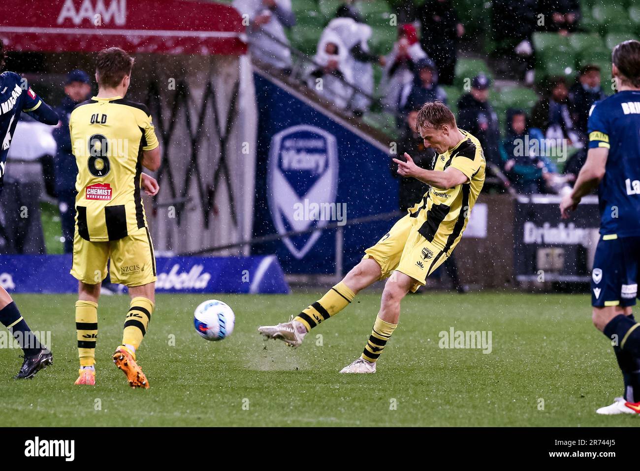 MELBOURNE, AUSTRALIE - 29 AVRIL : Nicholas Pennington de Wellington Phoenix lance le ballon lors du match De football A-League entre Melbourne Victory et Wellington Phoenix à l'AAMI Park on 29 avril 2022 à Melbourne, en Australie. Banque D'Images