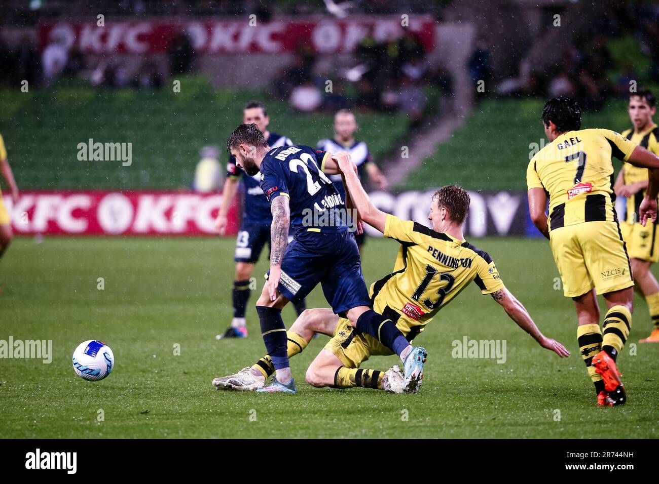 MELBOURNE, AUSTRALIE - 29 AVRIL : Nicholas Pennington de Wellington Phoenix tombe lors du match De football A-League entre Melbourne Victory et Wellington Phoenix à l'AAMI Park on 29 avril 2022 à Melbourne, en Australie. Banque D'Images